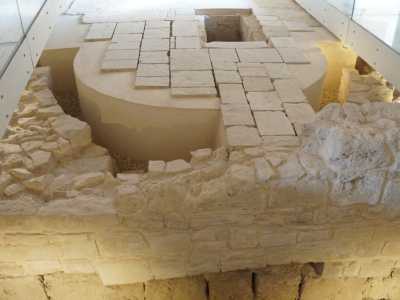 La sua storia � del resto antichissima. Il primo nucleo fu infatti costruito durante l�Et� Ellenistica nel IV secolo a.C. nella zona pi� a nord della citt�, quella dell�area di San Pietro. Nel bastione di Santa Scolastica � possibile ancora ammirare i millenari blocchi originari (in basso nella foto)